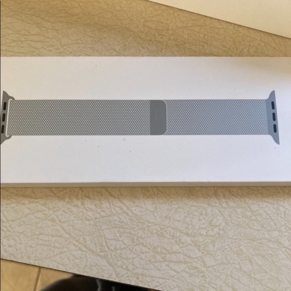 Apple Watch SE 40MM with Silver Milanese Band and White Sport Band - Picture 5 of 7